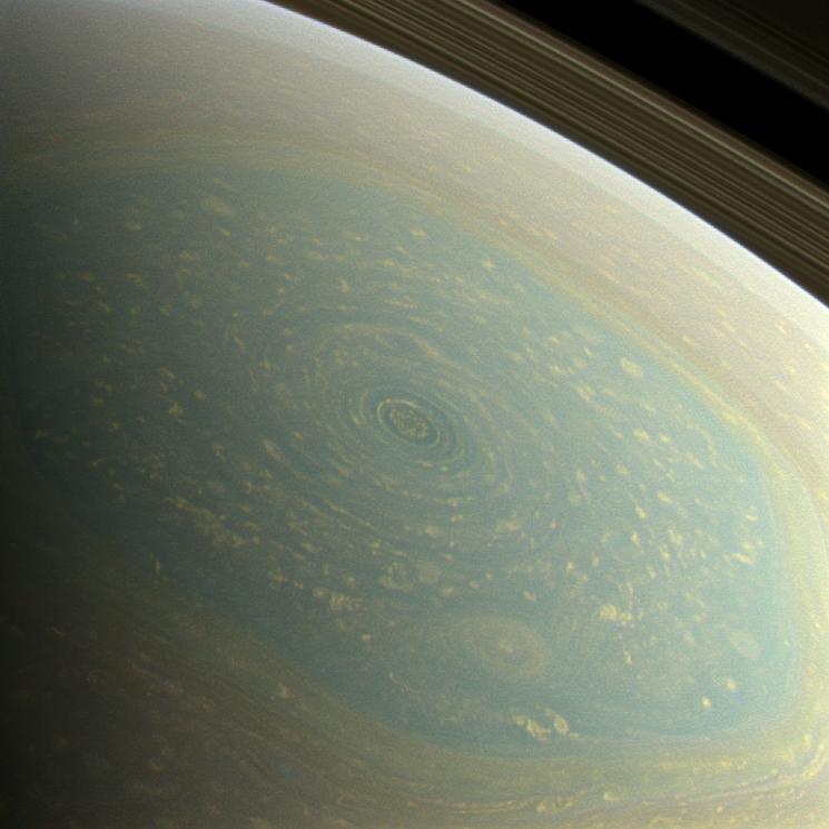 Шестиугольник Сатурна в естественном цвете