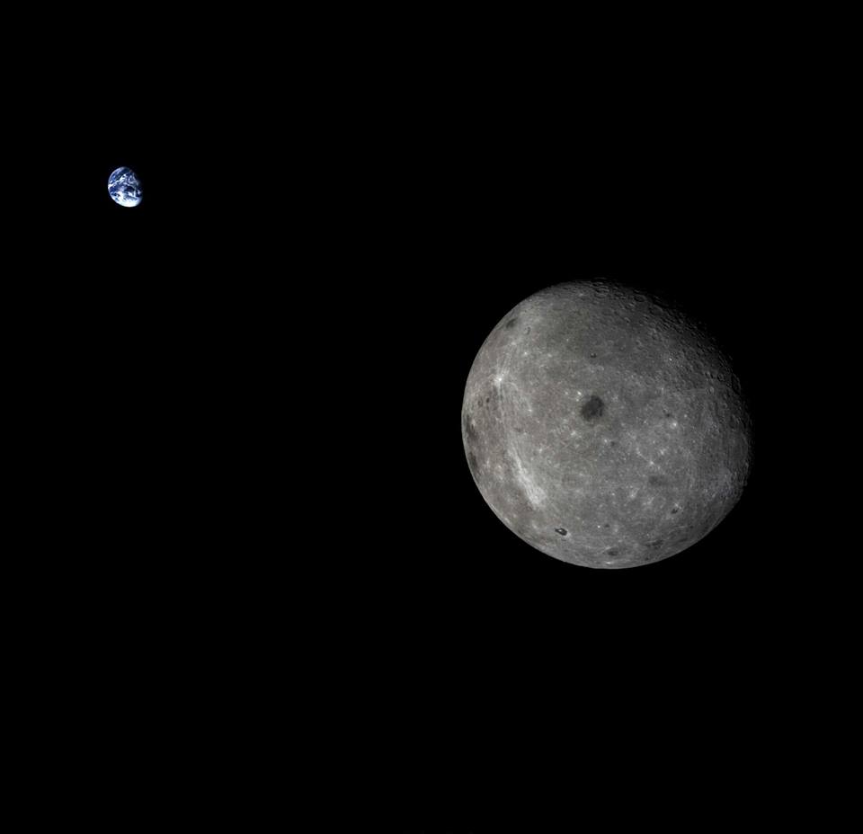 Китайский зонд сфотографировал обратную сторону Луны и Землю - Астрономия