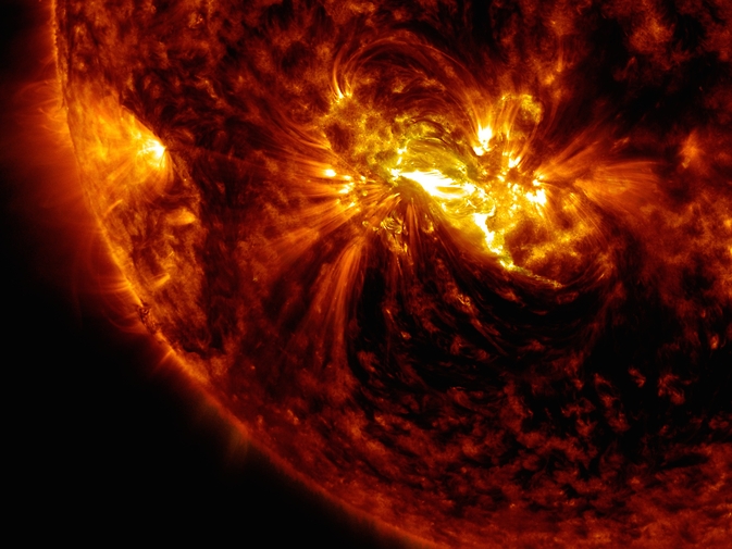 Вспышка на Солнце класса M 8.7, случившаяся 21 октября. Изображение в ультрафиолетовом спектре Источник:  NASA/SDO