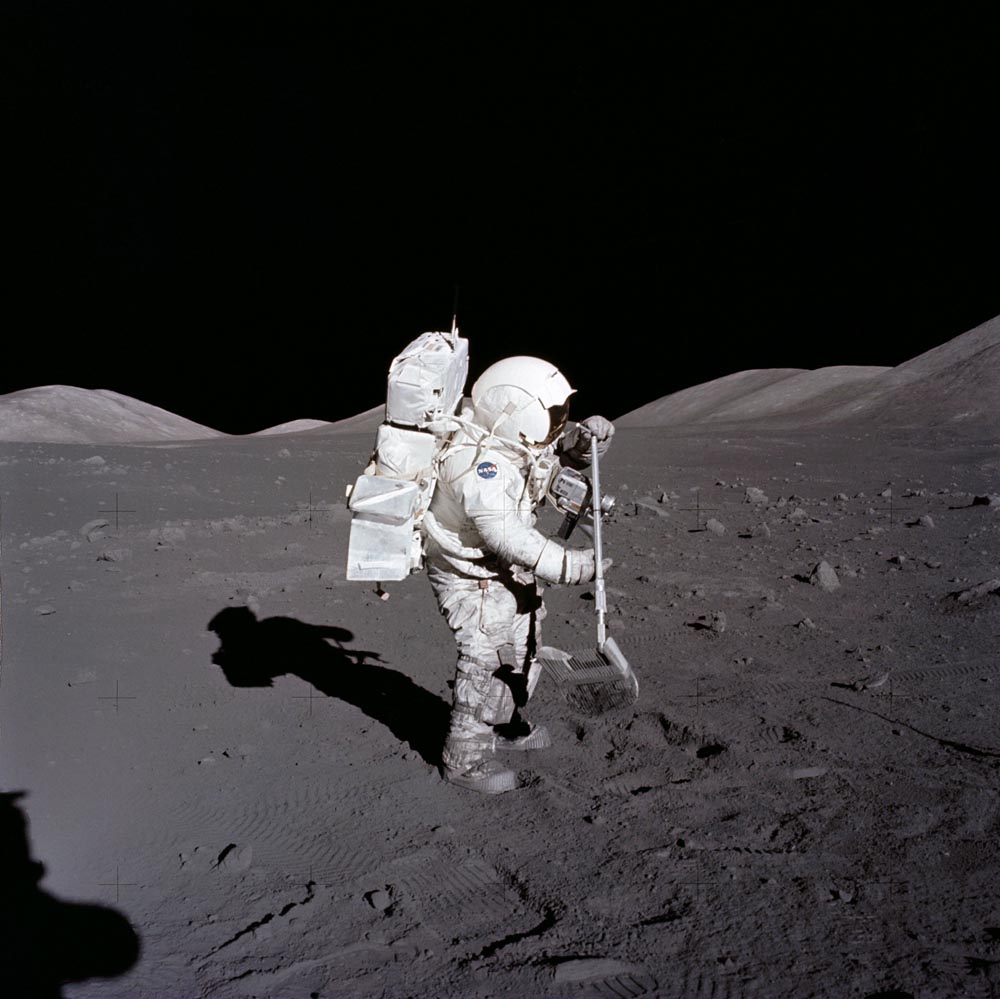 Астронавт "Аполлона" Юджин Шмитт берет образцы лунного грунта Источник: NASA
