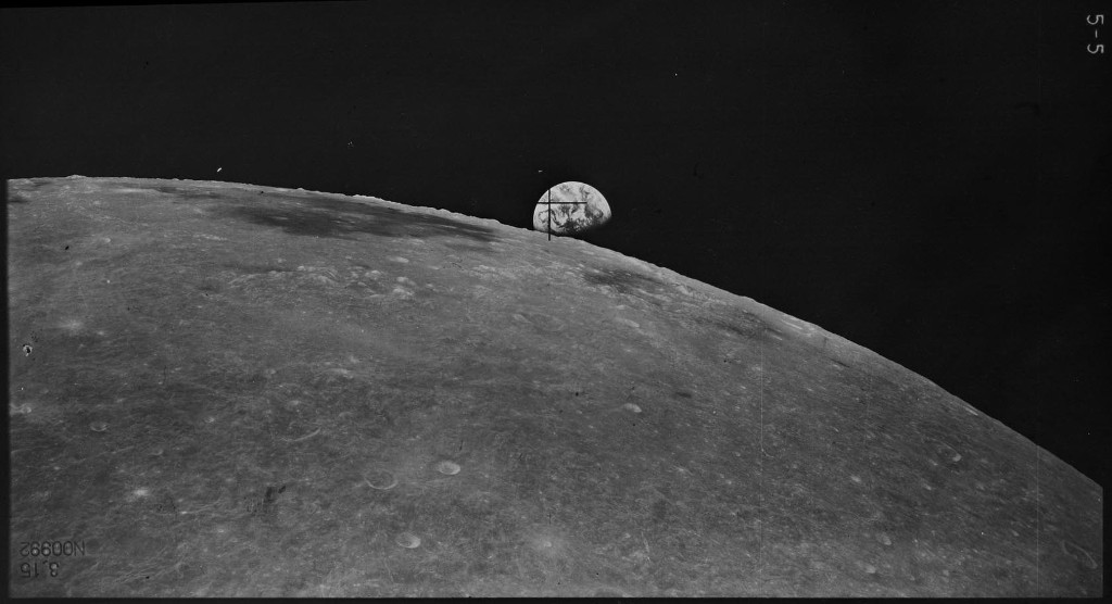 Земля и Луна от станции «Зонд-8»
