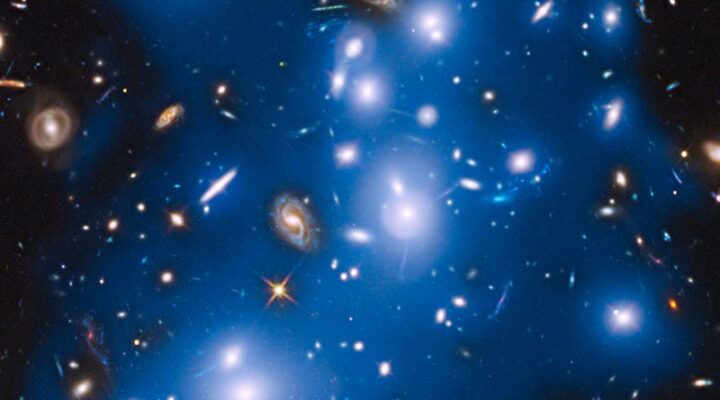 Галактический кластер Abell 2744